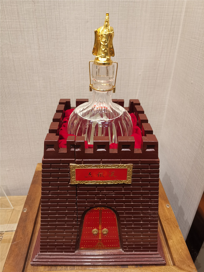 五粮液秦皇梦注珍品 秦始皇.jpg